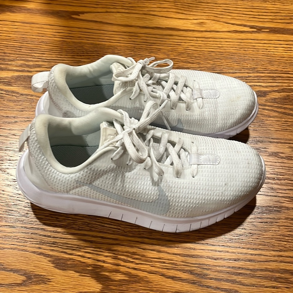 White Nike shoes. Size 6.5. Good condition